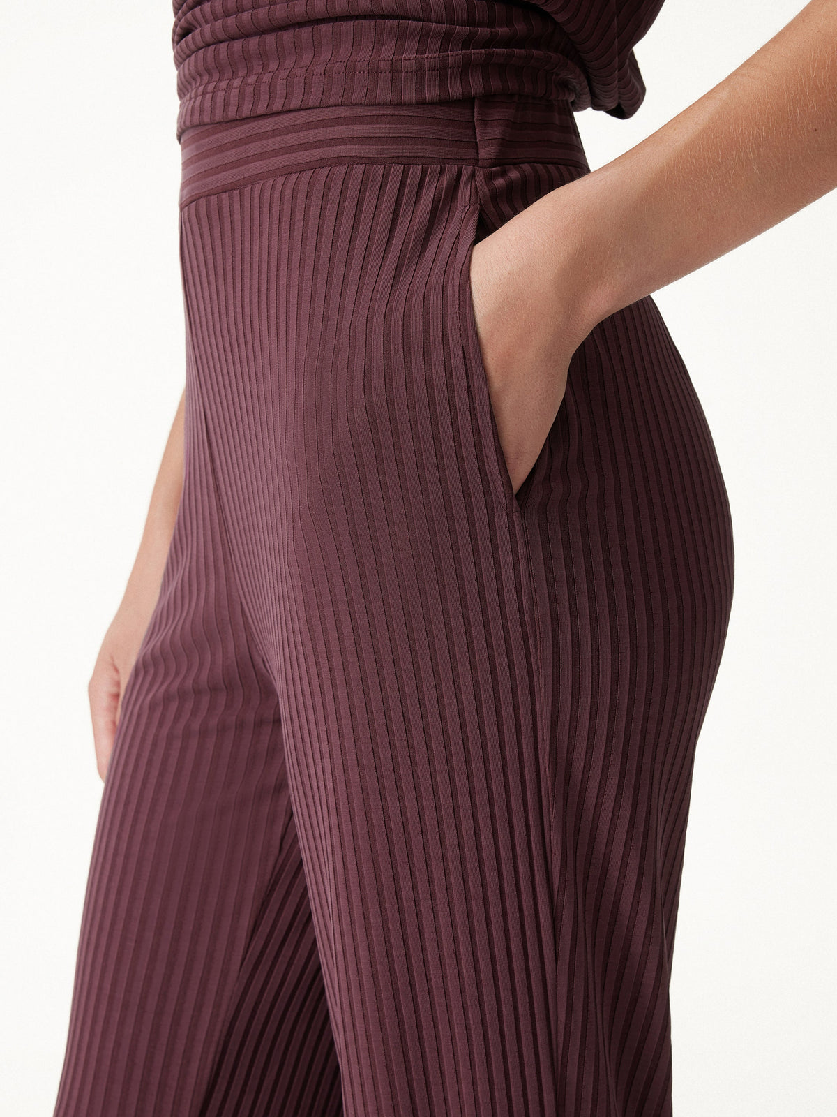 Set 2 Pezzi: Top Anti-Piega a Manica Corta e Pantalone Cropped